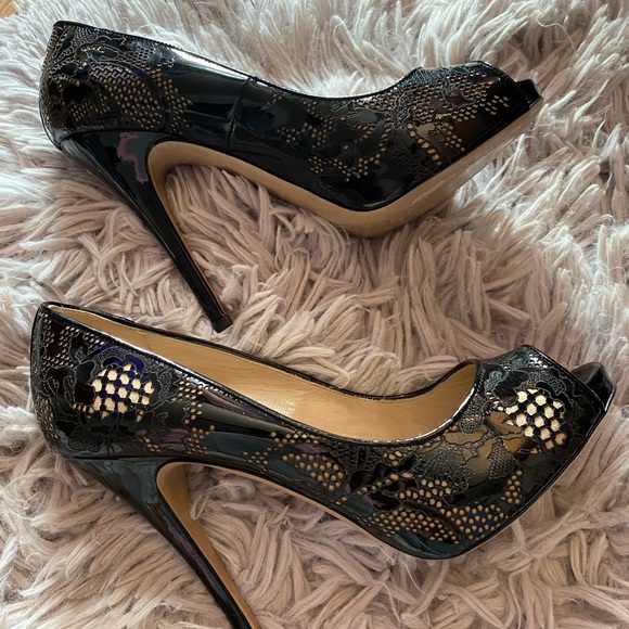 Valentino Garavani Patent Leather Heels - Picture 3 of 6